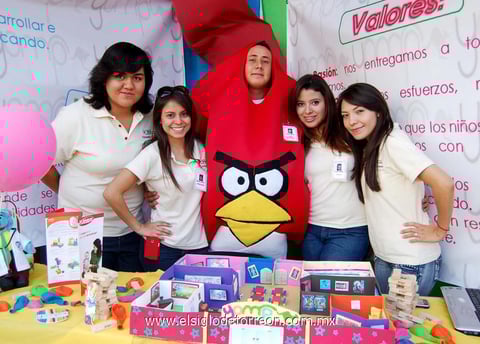 22122012 MÓNICA  Román, Julián Gallegos, Angye Estrada, Estefaní­a García y Elvira Vargas.