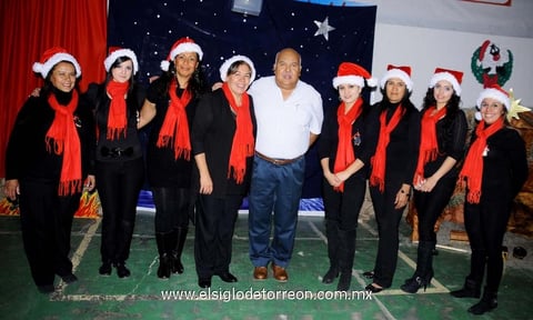 22122012 POSADA.  Gloria, Ana, Dora, Rosy, Jaime, Argentina, Aracely, Daisy e Itzel.