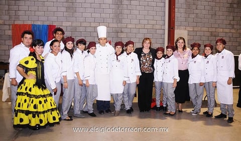 22122012 FESTEJO.  Universitarios en la presentación de sus proyectos finales.