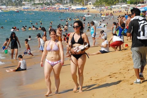 Cientos de vacacionistas disfrutan de la Navidad en las playas de Acapulco.