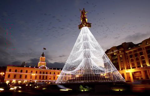 Vista de la estatua de San Jorge decorada como un árbol de Navidad en el centro de Tiflis, Georgia.