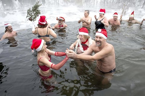 Un grupo de bañistas disfrutaron del tradicional baño en aguas heladas en el lago Orankesee organizado por la asociación "Berlin Seals" en Berlín.