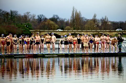 Decenas de personas participaron en el tradicional baño de Navidad en el Hyde Park en Reino Unido.