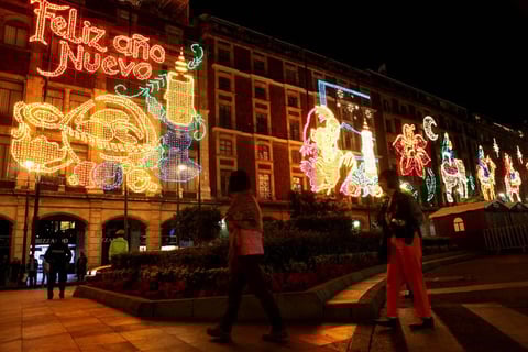 Este año se presenta un alumbrado especial y decoraciones en el Zócalo capitalino, en las principales calles y en todas las plazas aledañas a la Catedral Metropolitana, así como en el Paseo de la Reforma y en la Avenida de los Insurgentes.