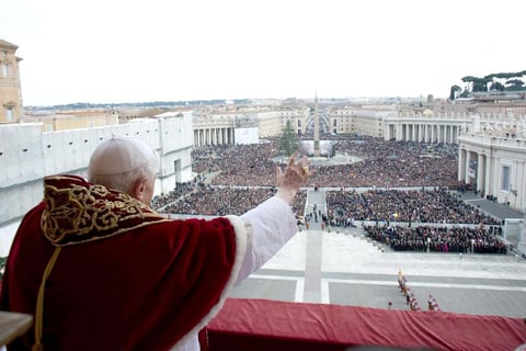 Desde el balcón central de la Basílica de San Pedro y ante más de 80 mil personas congregadas en la plaza vaticana, el Papa felicitó por la fiesta que recuerda el nacimiento de Cristo y pasó revista a las principales crisis que afectan diversas regiones del mundo.