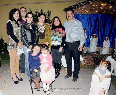 25122012 VARIAS  familias reunidas para su tradicional posada.