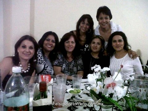 24122012 CUMPLEAÑERA.  Blanca Castrellón celebró su cumpleaños con alegre recepción a la que acudieron numerosas amistades.