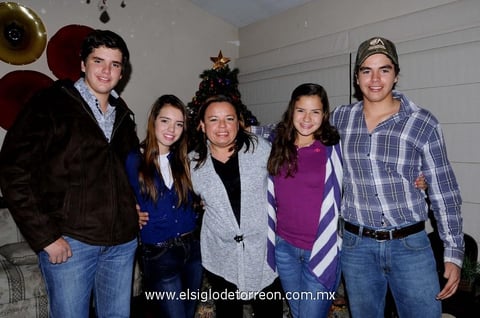 26122012 SILVIA  Izaguirre y sus hijos: Jesús, Carlos, Silvia y Mónica.