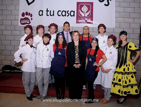 24122012 ALUMNOS  de la Carrera de Comunicación y Turismo acompañados por la directora Silvia Argûelles.