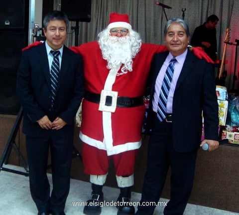 25122012 FESTEJO.  Tomás Enríquez Guzmán y Gerardo Miguel Lara González celebrando las fiestas navideñas.