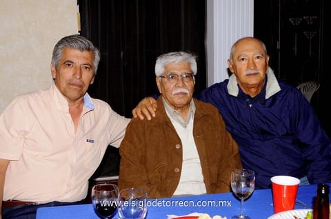 24122012 POSADA.  Juan José Núñez, Juan Flores y Cuauhtémoc Herrera.