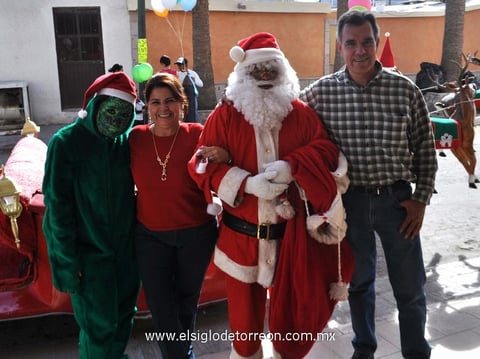 24122012 'SANTA CLOS'  y acompañantes, al terminar la entrega de bolos.