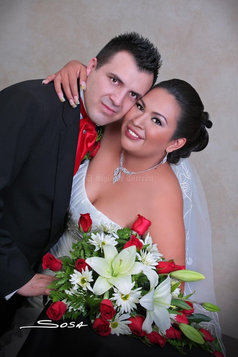 Sr. David Salais Salazar y Srita. Adriana Vargas Gómez recibieron la bendición nupcial el día 24 de noviembre de 2012, en la Iglesia de Santa Rosa de Lima. Sus padres son los señores Enrique Vargas Tapia y María Irma Gómez García; Raúl Salais Barrón (f) y María de los Ángeles Salazar Hurtado.- Studio R. Sosa