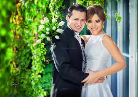 Dr. Carlos Aarón Burgos Márquez y Srita. Karla López Estrello, contrajeron matrimonio el día 24 de noviembre de 2012. Los nuevos esposos son hijos de los señores Leandro López Domínguez y María Antonieta Estrello de López; Dr. Marco Aurelio Burgos Martínez y Raquel Márquez de Burgos.- Laura Grageda Fotografía