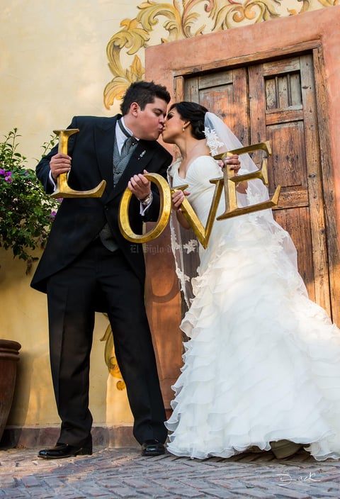 Ing. Sergio Arturo Martínez García y Lic. Laura IvethWong Morales recibieron la bendición nupcial el día 24 de noviembre de 2012, en la Parroquia Los Ángeles. Ellos son hijos de los señores Jesús Gerardo Wong Izaguirre y Beatriz Morales Vargas; Sergio Arturo Martínez Villarreal y Rosa Linda García Mena.- David Lack Fotografía