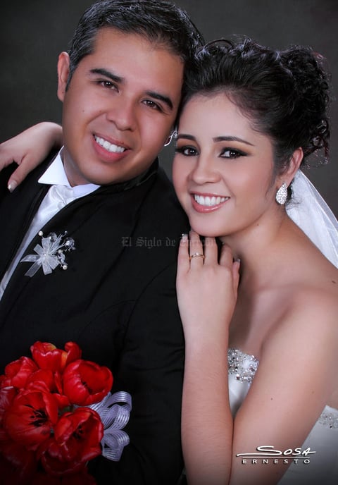 Lic. Jorge Alberto López Vie y Lic. Claudia Irene Romo Serda recibieron la bendición nupcial el ocho de diciembre de 2012, en la Parroquia de San José. Los recién casados son hijos de los señores C.P. Alejandro Romo Urrutia y Sra. Irene Serda Moreno; Sr. Rodolfo Ramón López Máynez y Sra. María Cristina Vie Lechuga. Studio E. Sosa