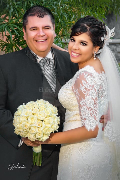 Sr. Luis Rayanari Santiago Nevárez y Srita. Nancy Julieta García Casas recibieron la bendición nupcial el día primero de diciembre de 2012, en la parroquia Los Ángeles. Los recién casados son hijos de los señores Jesús García Gómez y Raquel Casas Alcocer; María Elda Nevárez Flores y Alfredo Nevárez López.- Sepúlveda Fotografía