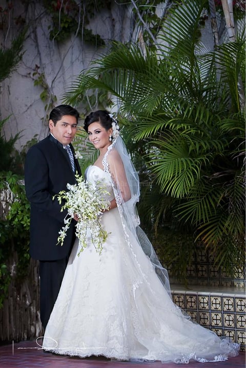 Sr. David Obregón Alba y Srita. Carmen Lucía Monárrez Ramírez unieron sus vidas en matrimonio el día ocho de diciembre de 2012, en la Iglesia de Todos los Santos. Los recién casados son hijos de los señores Roberto Monárrez Solano y Silvia Ramírez García; Benjamín Obregón Núñez y Juanita Alba de Obregón.- Laura Grageda Fotografía