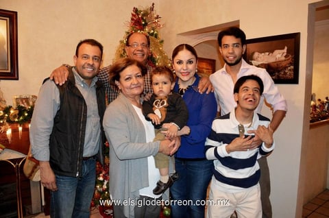 27122012 CENA NAVIDEÑA.  Héctor y Chepis con sus hijos Héctor, Fer, Céar y Vero, y su nieto Santi.