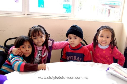 27122012 POSADA EN EL COLE.   Monse, Karen, Javier y Dorle.