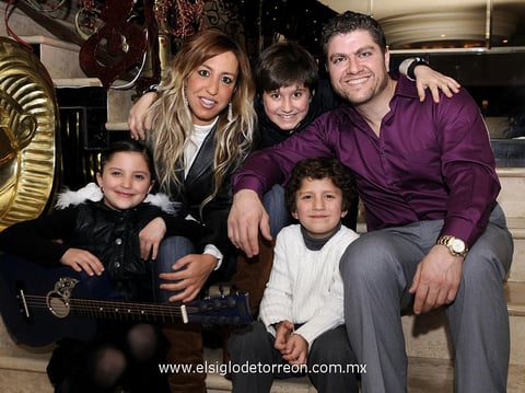 29122012 JOSÉ  y Alicia junto a sus hijos Alicia, Yadira, Claudia y José