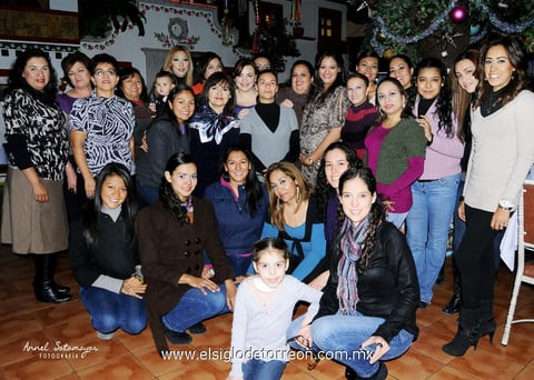 30122012 LA FESTEJADA  con familiares y amigas quienes la felicitaron y le desearon lo mejor, así como le agradecieron por la invitación a tan bonita y grata celebración.
