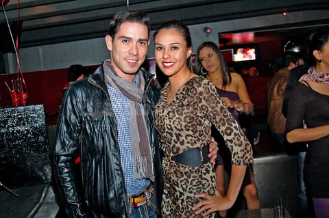 Sergio Avilés durante su festejo de cumpleaños junto a Alma Rocha.