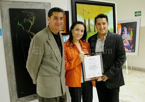 Rogelio Gómez y Cristina García, entregaron un reconocimiento al pintor Guillermo García Ochoa, con motivo de sus 25 años de trayectoria dentro de las artes plásticas. El homenaje se realizó durante la exposición colectiva 'Uno Mismo', donde participaron 28 alumnos del taller que imparte en el Tec de Monterrey.