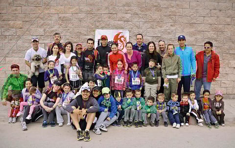 El club de corredores Dragons celebró alegre posada en la que estuvieron acompañados de sus hijos. Durante la celebración realizaron pequeñas carreras para que los niños y niñas se divirtieran.