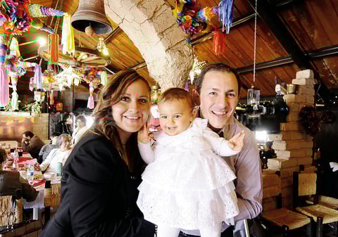 Ángela Bozzetto junto a sus papás Paty y Bruno Bozzetto.  Ángela Bozzetto Es bautizada
