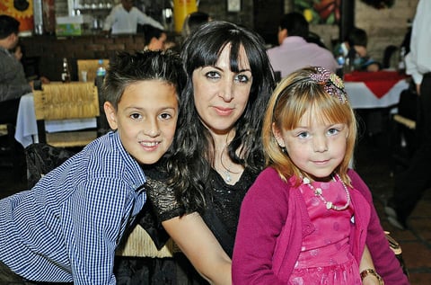 Alex, Karla y Vanessa Sandell.