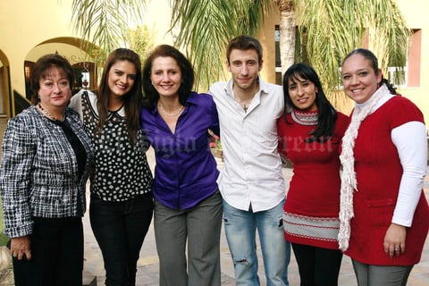 Dorita, Malú, Rosario, José, Sonia y Paty.  Angie, Caro y Chay.