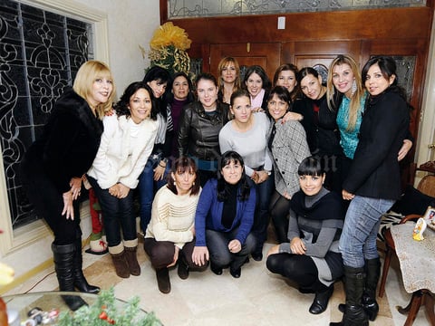 Un nutrido grupo de amigas se reunió para celebrar la llegada de la Navidad.