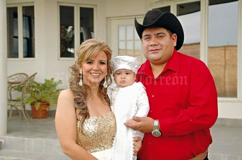 Lupita Félix Álvarez y Heriberto Barrón junto a su pequeño  Heriberto.