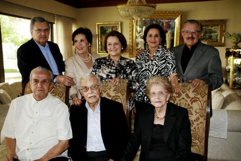 Héctor Fernández Aguirre, CristinaSirgo de Fernández, María Lucía Fernández de López , Cristina Murra de Fernández, Braulio Fernández Aguirre, Jesús Fernández Aguirre y Beatriz Fernández de González, acompañan al feliz festejo.