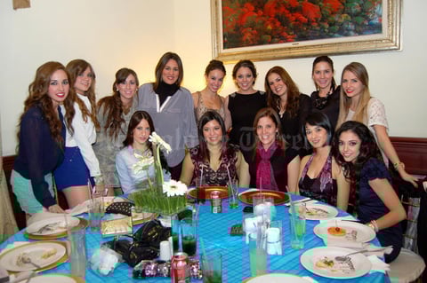 Susu Luna en compañía de algunas de las invitadas a su prenatal.