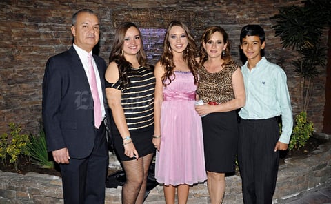 Antonio Urbina Zeglen y Ana Mireya Martínez de Urbina con sus hijos Ana, sofía y Antonio Urbina Martínez.
