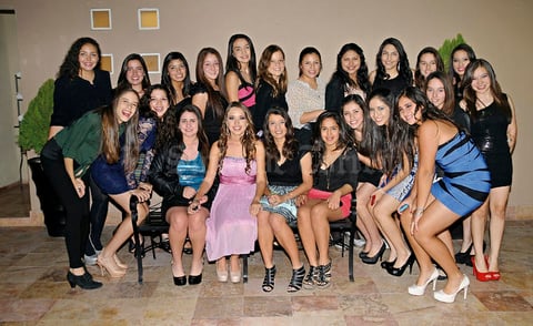 Sofi durante su festejo de quince años en compañía de sus amigas.