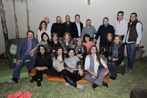 Posada de Princess Teens, con sus respectivas parejas.