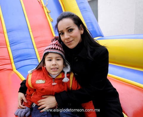 01012013 MAURICIO  López con su tía Leticia López.
