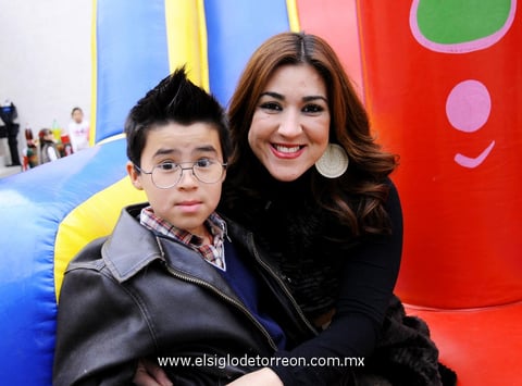 01012013 WILLY  Ciper Acosta con su mamá Gynna Acosta.