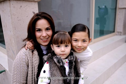 01012013 VALERIA  de García con sus hijas Renata y Valeria.