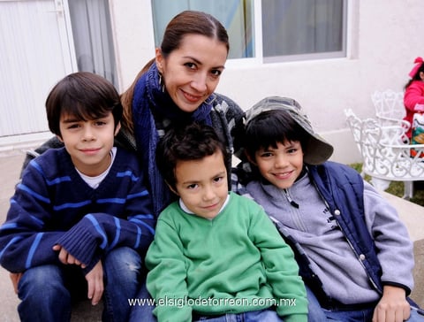 01012013 MARISOL  Jiménez con los pequeños Diego, Rafael y Bernardo Padilla.