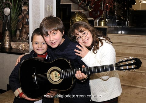 01012013 FESTEJO NAVIDEñO.   Eduardo, Foad y Laila.