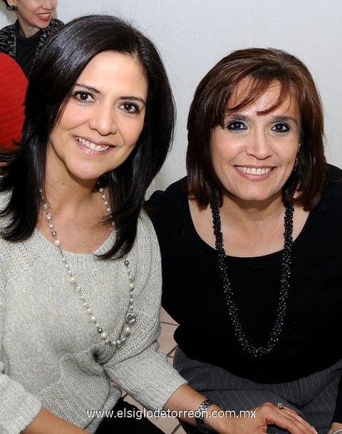 01012013 EN CUMPLEAÑOS.  Mary Tere del Real y Teté de Ramos.