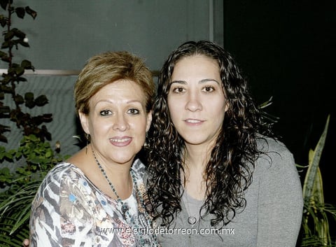 01012013 EN POSADA FAMILIAR.  Rebeca y Ana Rebeca.