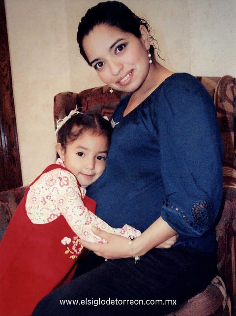 02012013 PRENATAL.  Elvita Parrilla junto a su hija Amelia durante su fiesta de canastilla.