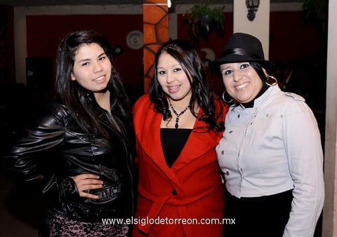 02012013 STEPHANIE,  Perla y Mayra.