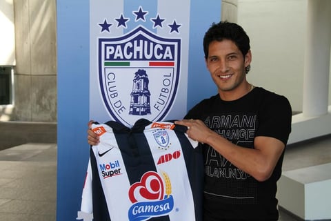 Ángel Reyna a Pachuca: El delantero no llegó a un arreglo con Chivas, por lo que optó por fichar con los Tuzos. Fue uno de los elementos más buscados en este mercado de traspasos, aunque tiene fama de ser problemático.