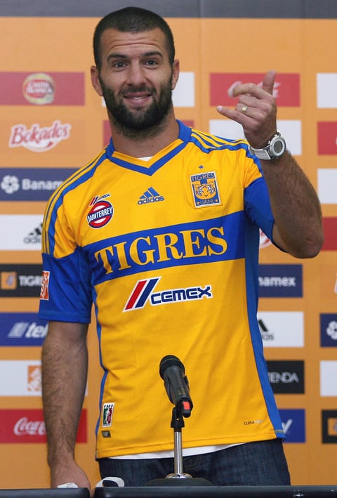 Emanuel Villa a Tigres: Después de una temporada complicada con los Pumas, el "Tito" optó por emigrar con el equipo norteño, con el que se espera que recupere su nivel y aporte la cuota goleadora a la que ha acostumbrado.